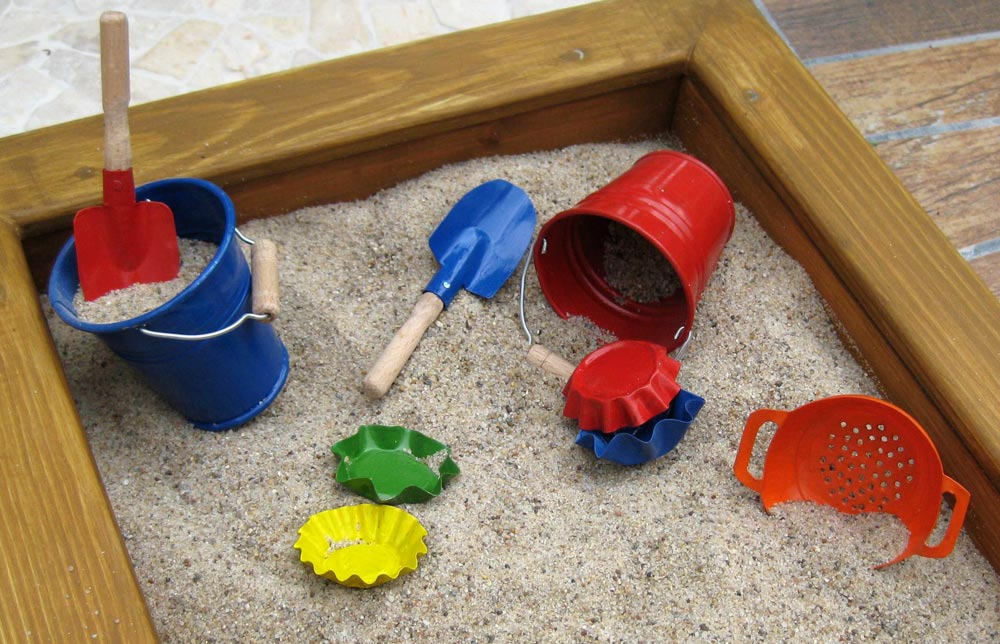 Sandkasten mit Spielzeug