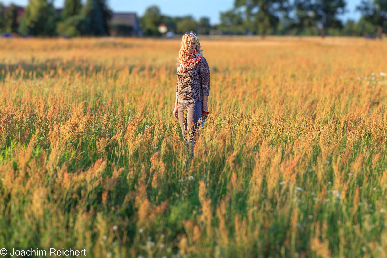 Sandra dans le champ à la campagne