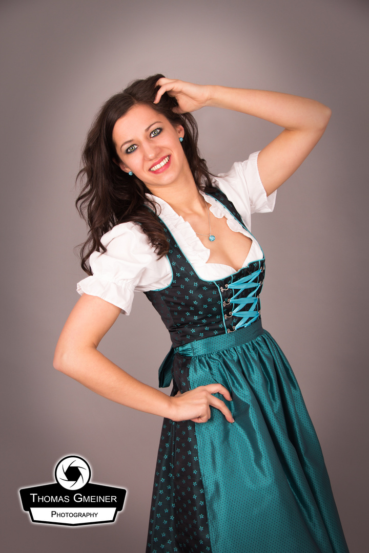 Sandra im Dirndl