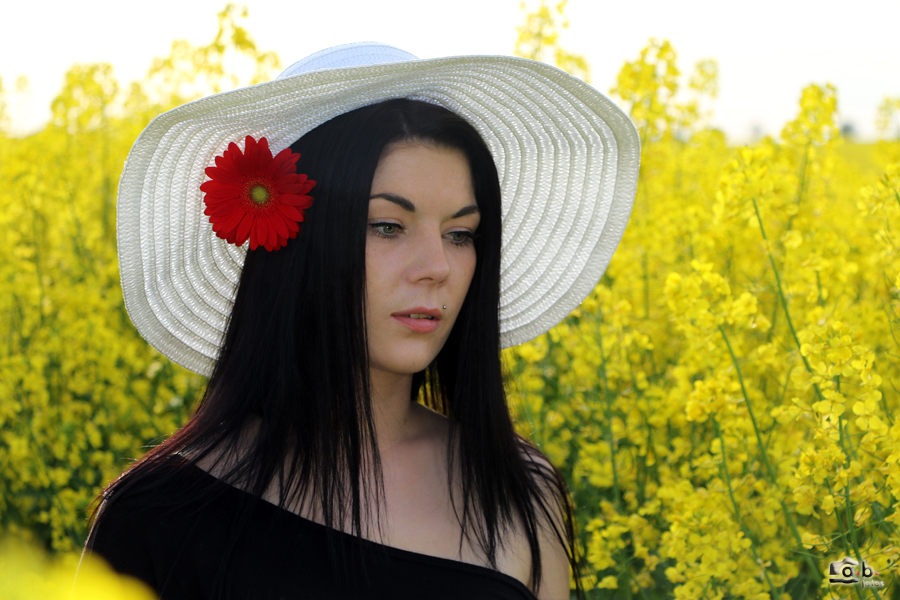 Sandra, mit Hut und Gerbera