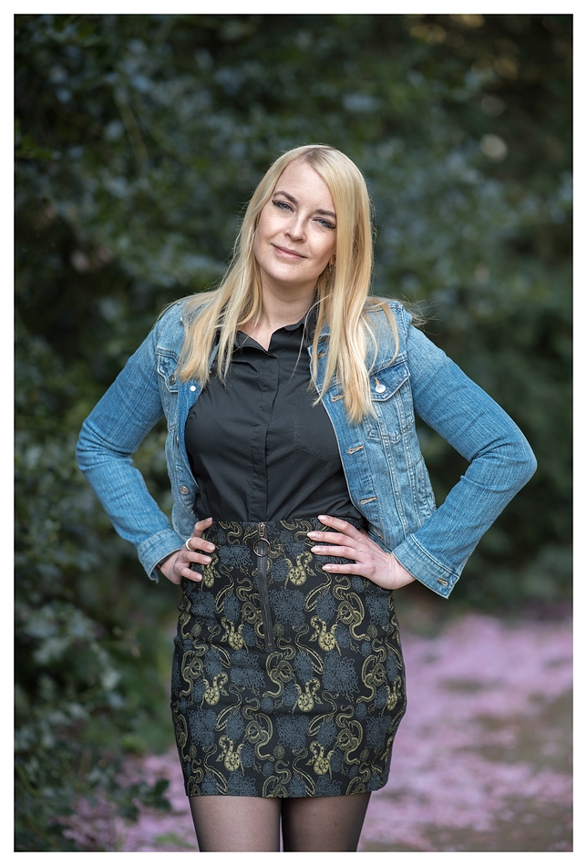 Sandra vor der Hecke Foto & Bild intern Bilder auf
