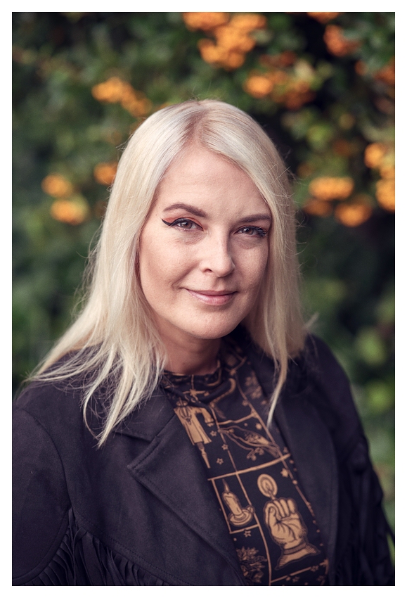 Sandra vor orangenen Beeren Foto &amp; Bild | sandra Bilder auf fotocommunity