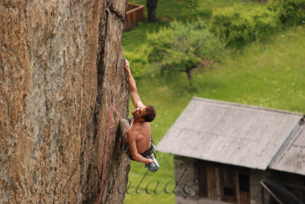 Sandro Niklaus climbs "Sverje" 7b+