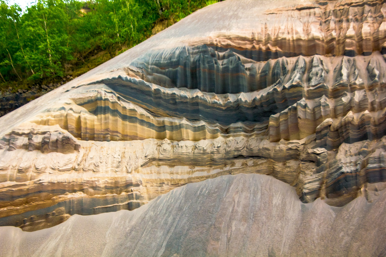 Sandschichten im Steinbruch