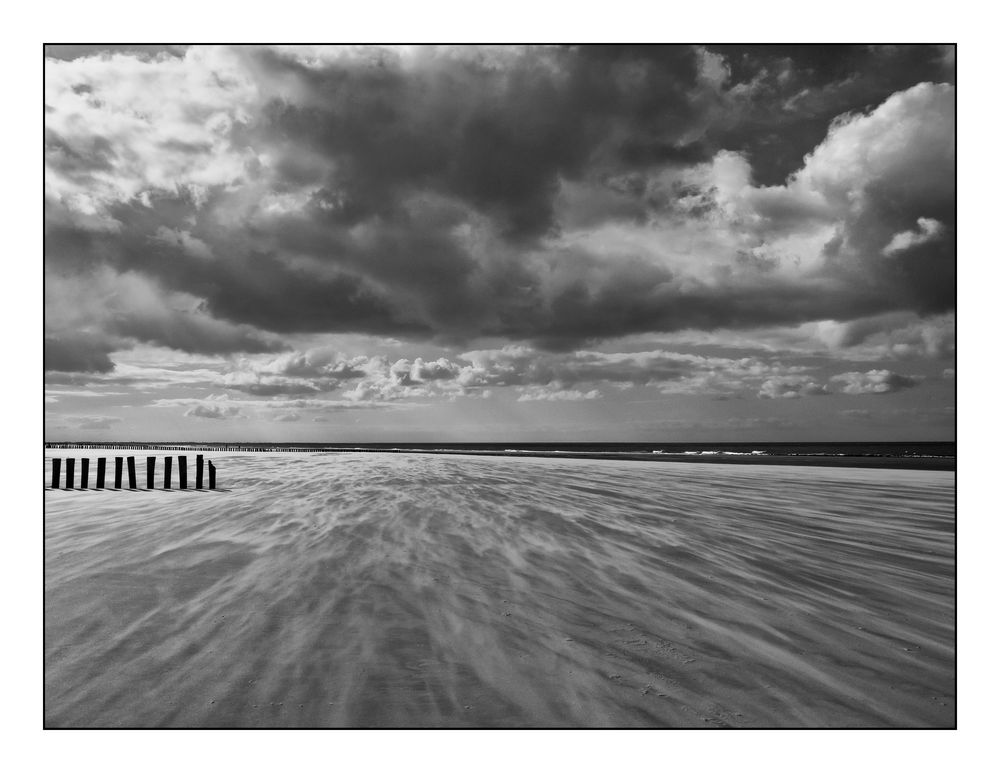 Sandschlieren und Wolken bei Sturm