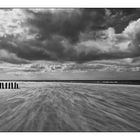 Sandschlieren und Wolken bei Sturm