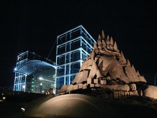 Sandskulptur bei Nacht