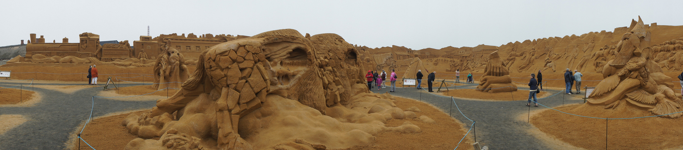 Sandskulptur-Festival 2013 "The Wild West" (Breitbild)