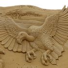 Sandskulptur "Geier im Flug"