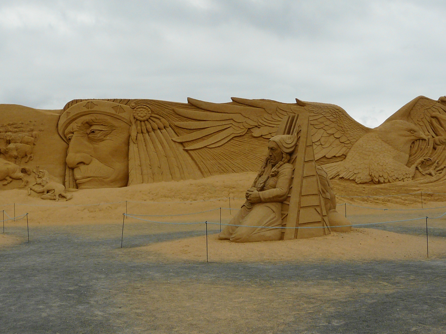 Sandskulptur "Indianer am Marterpfahl"