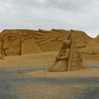 Sandskulptur "Indianer am Marterpfahl"