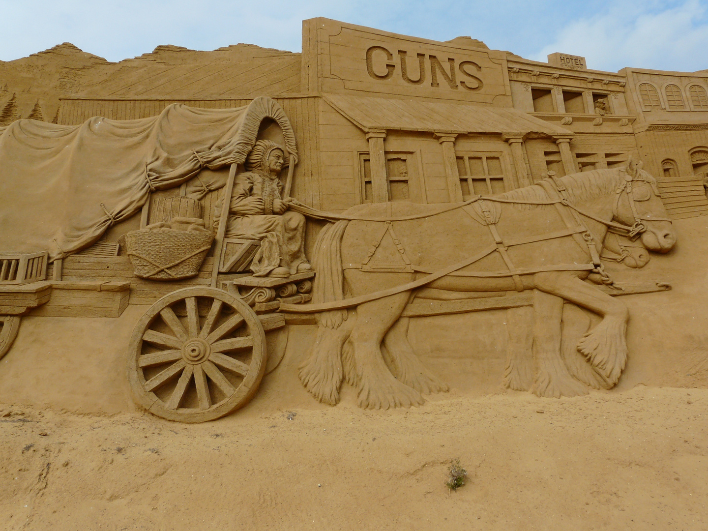 Sandskulptur "Indianer im Planwagen in Western City"