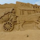 Sandskulptur "Indianer im Planwagen in Western City"