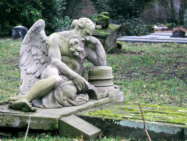 Sandstein-Engel auf dem alten Saarlouiser Friedhof