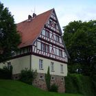 -Sandstein-Massiv und Fachwerk- Haus-