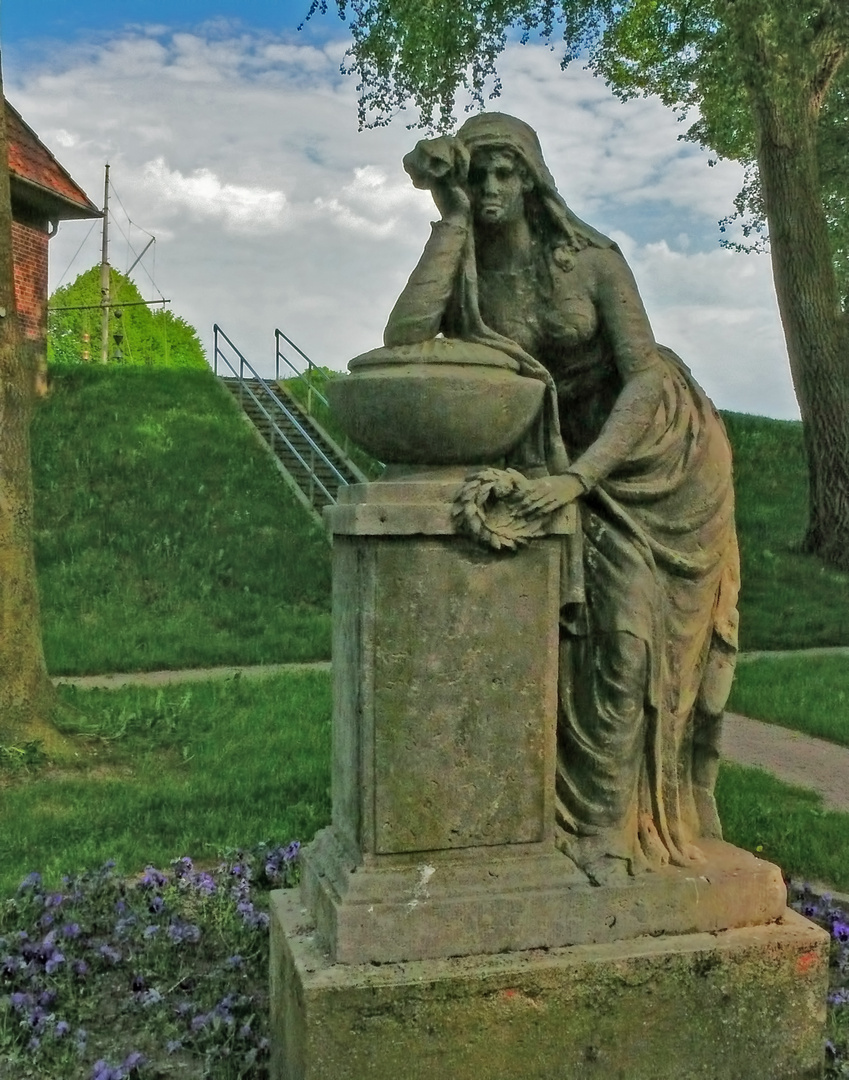 Sandstein-Skulptur im Schlosspark von Tönning