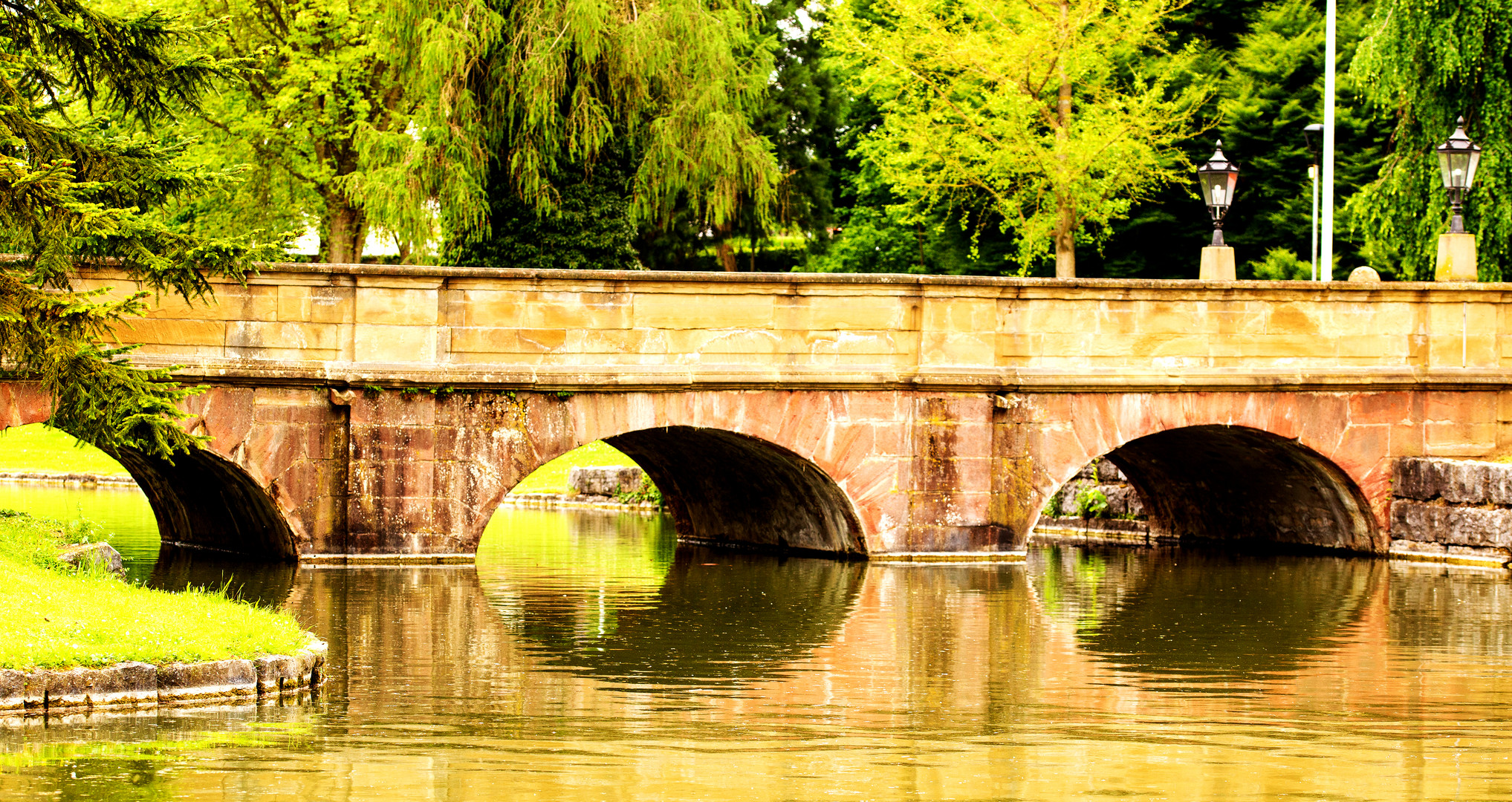 Sandsteinbrücke mit Schlossteich