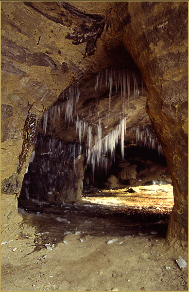 Sandsteinhöhle im Winter