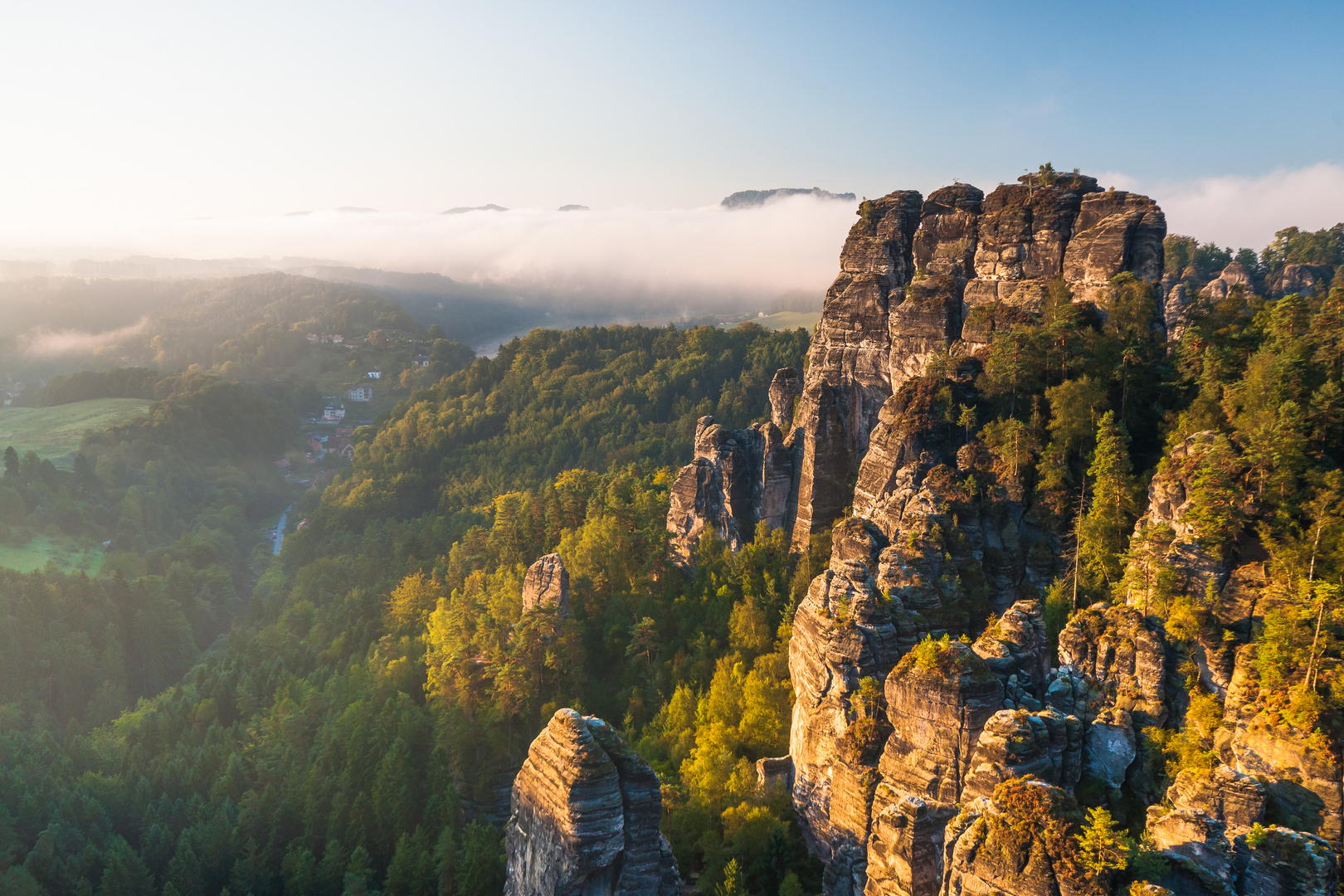 Sandsteinsäulen im Morgenlicht