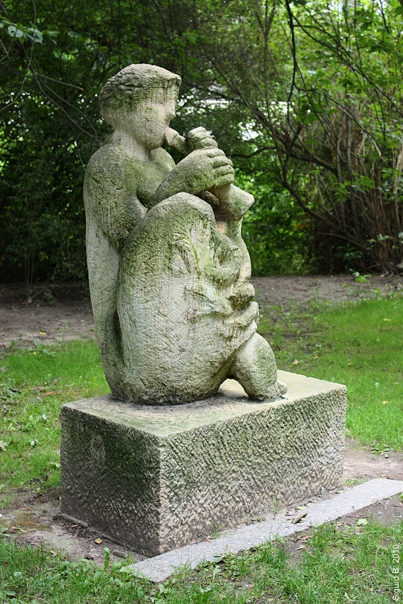 Sandsteinskulptur im Schwanenteich-Park