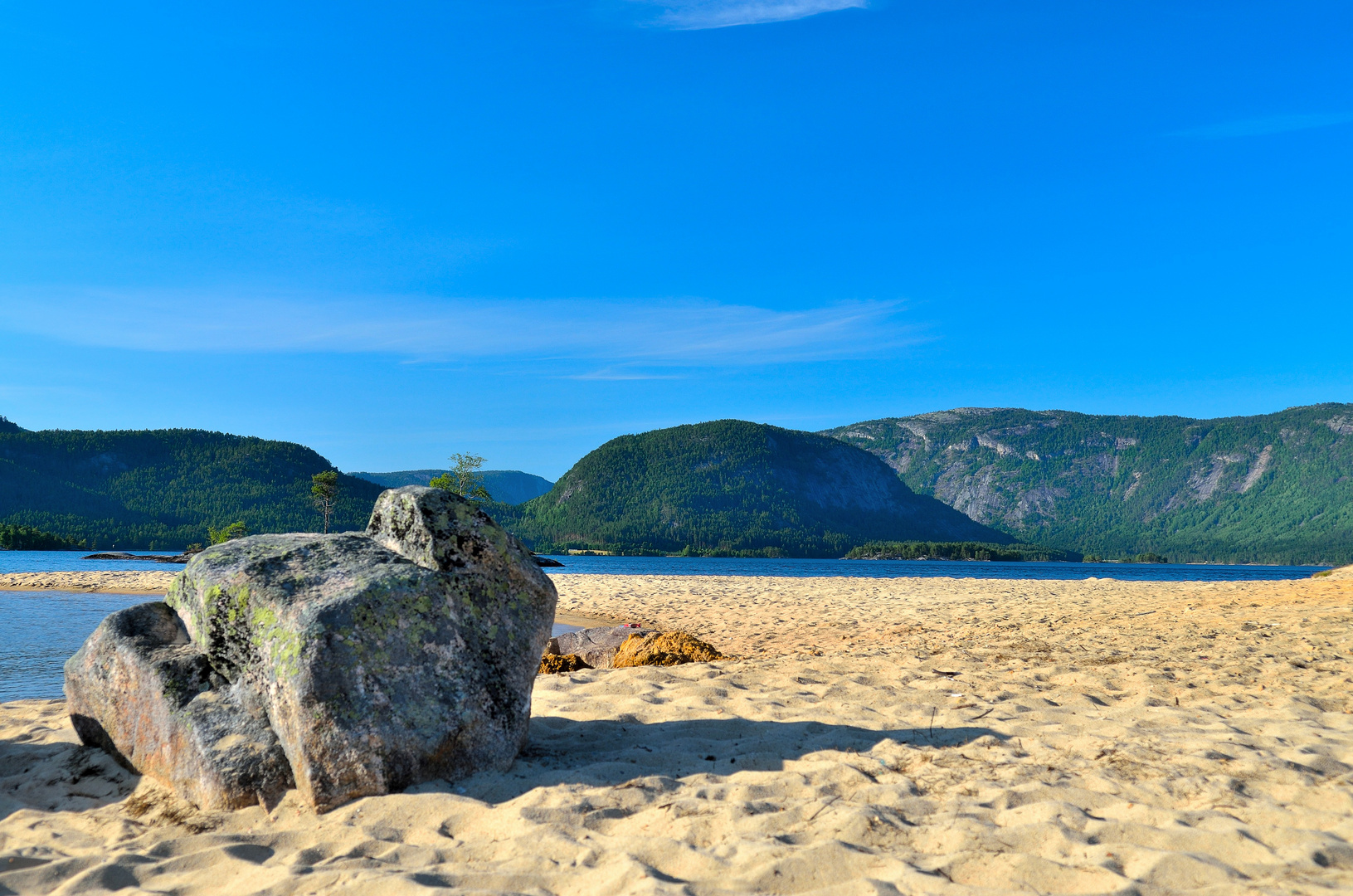 Sandstrand an Norwegens Seen