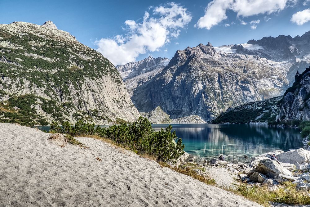 Sandstrand in den Schweizer Alpen