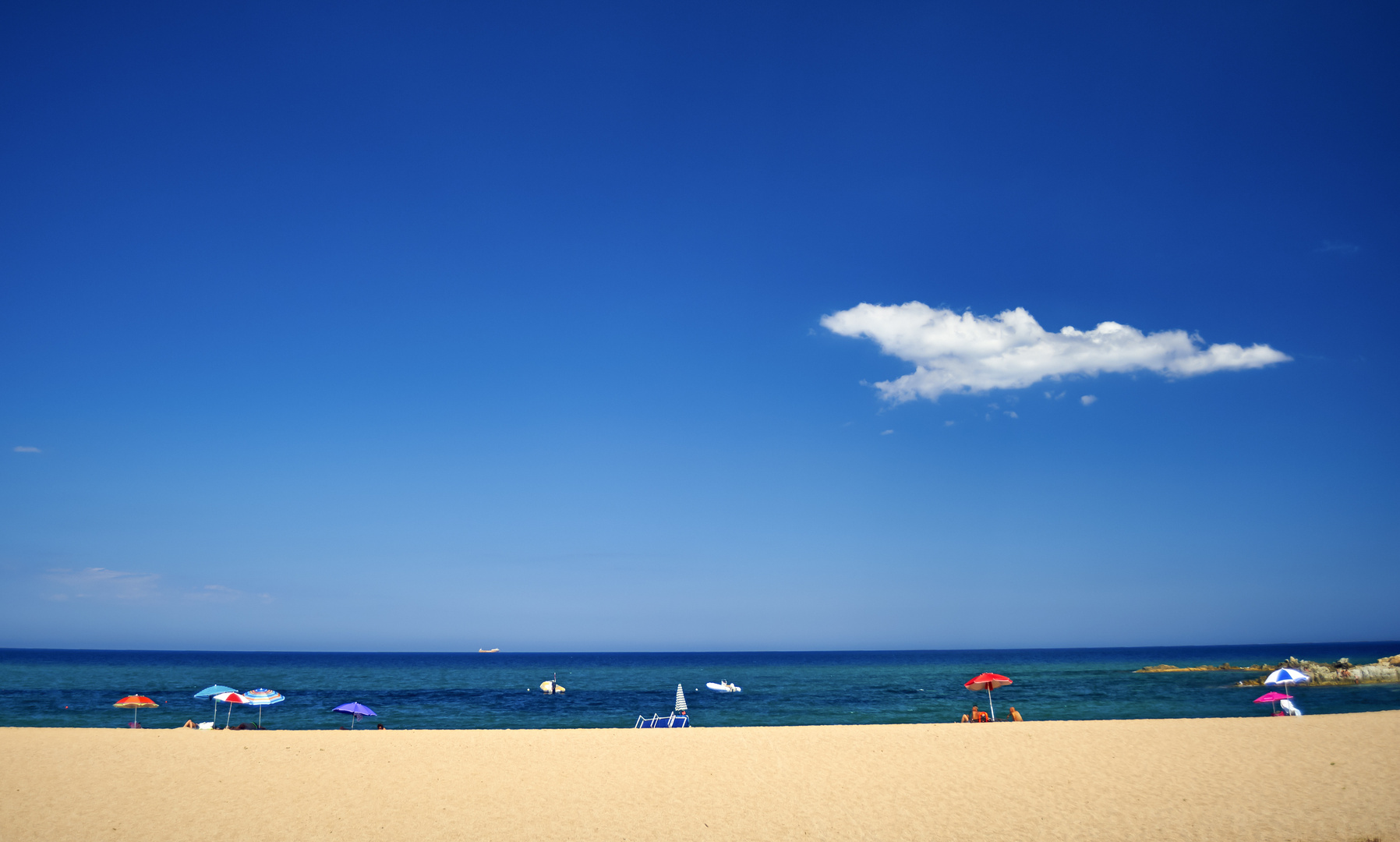 Sandstrand mit Wolke