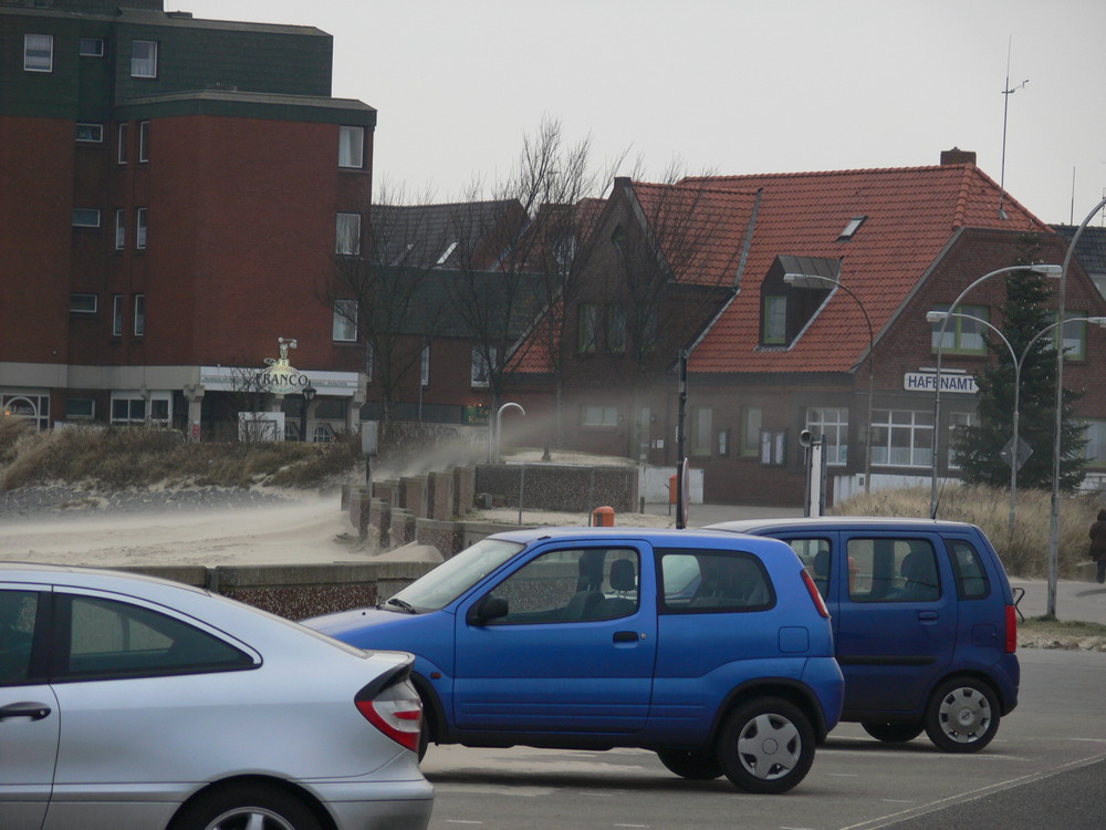 Sandsturm im Hafen von Wyk