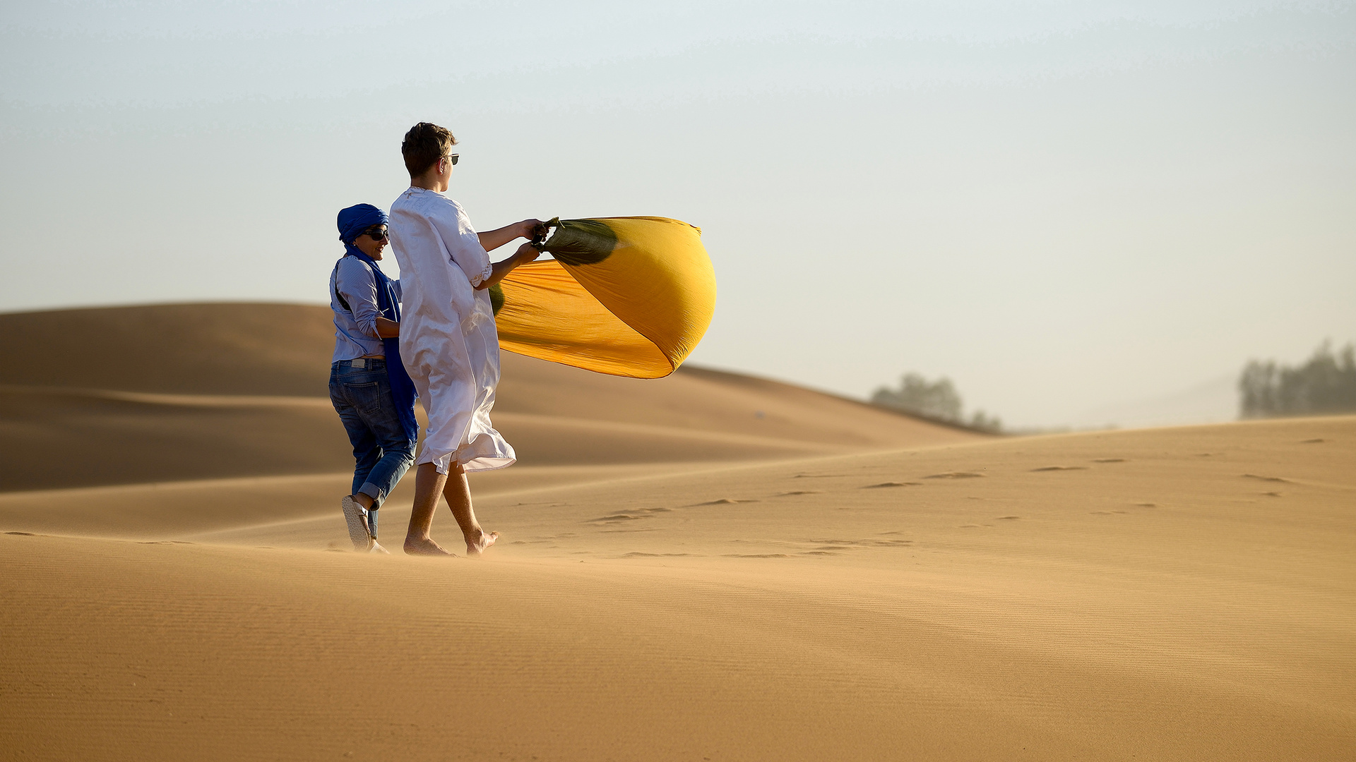 Sandsurfing