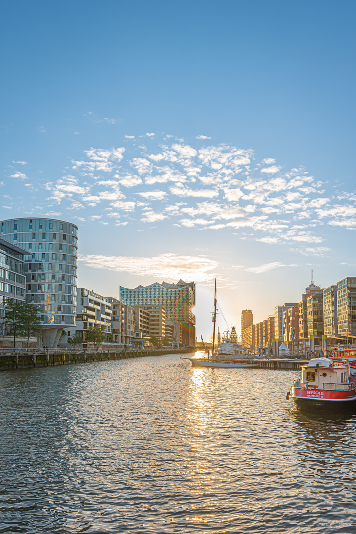 Sandtorhafen mit Elbphilharmonie