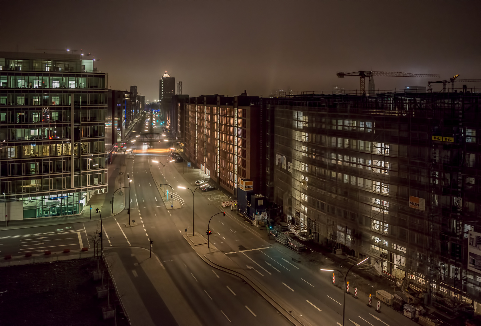 Sandtorkai bei Nacht und Nebel