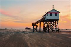 sandtreiben, sonnenuntergang und sogar autos am strand