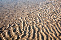 Sandwellen mit Wasser