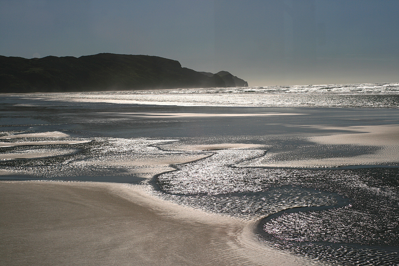 sanft lecken die Wellen den Strand