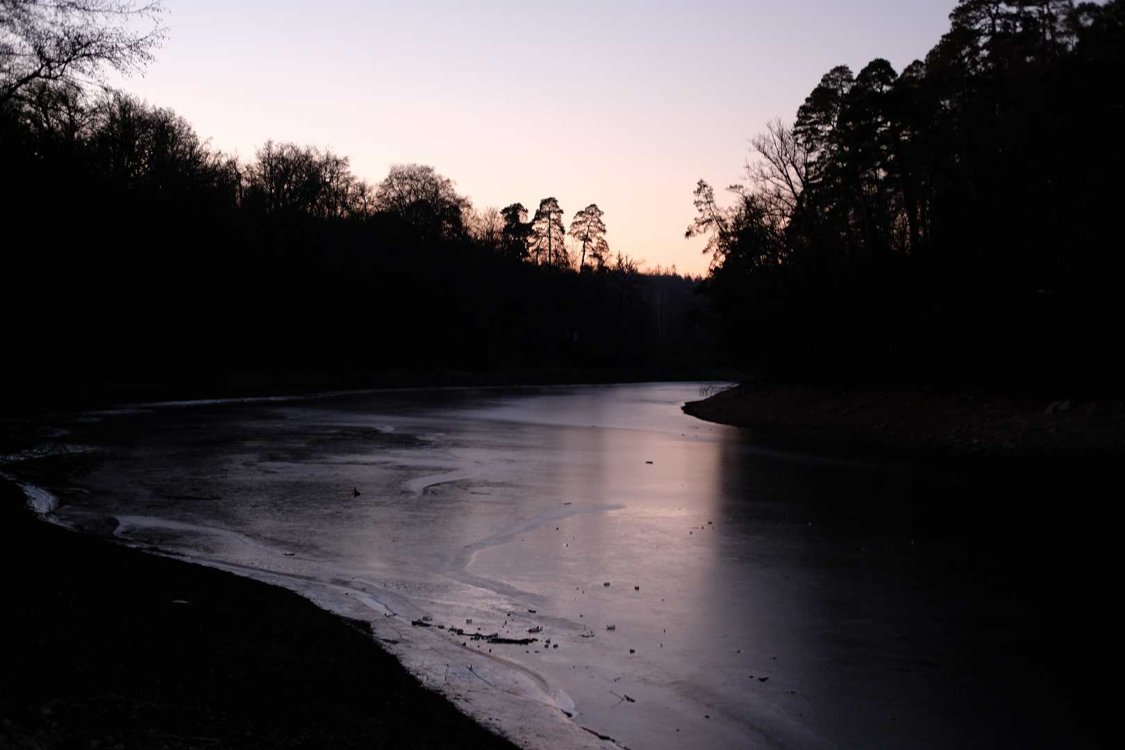 Sanfte Eiswellen am Bärensee