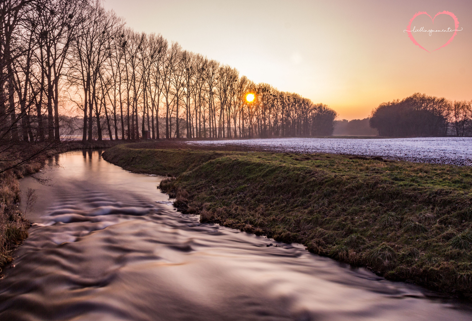 Sanfter Fluss im Sonnenuntergang