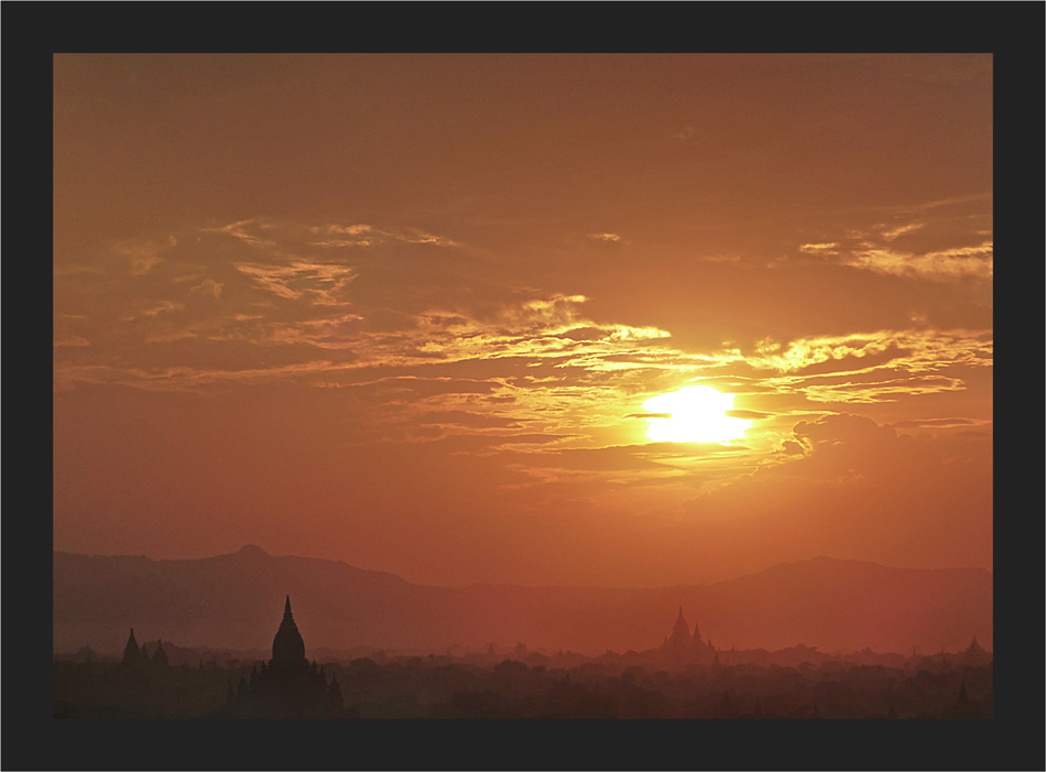 Sanftes Feuer über Bagan