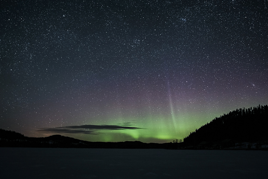 Sanftes Nordlicht im kristallklaren Sternenhimmel