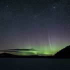 Sanftes Nordlicht im kristallklaren Sternenhimmel