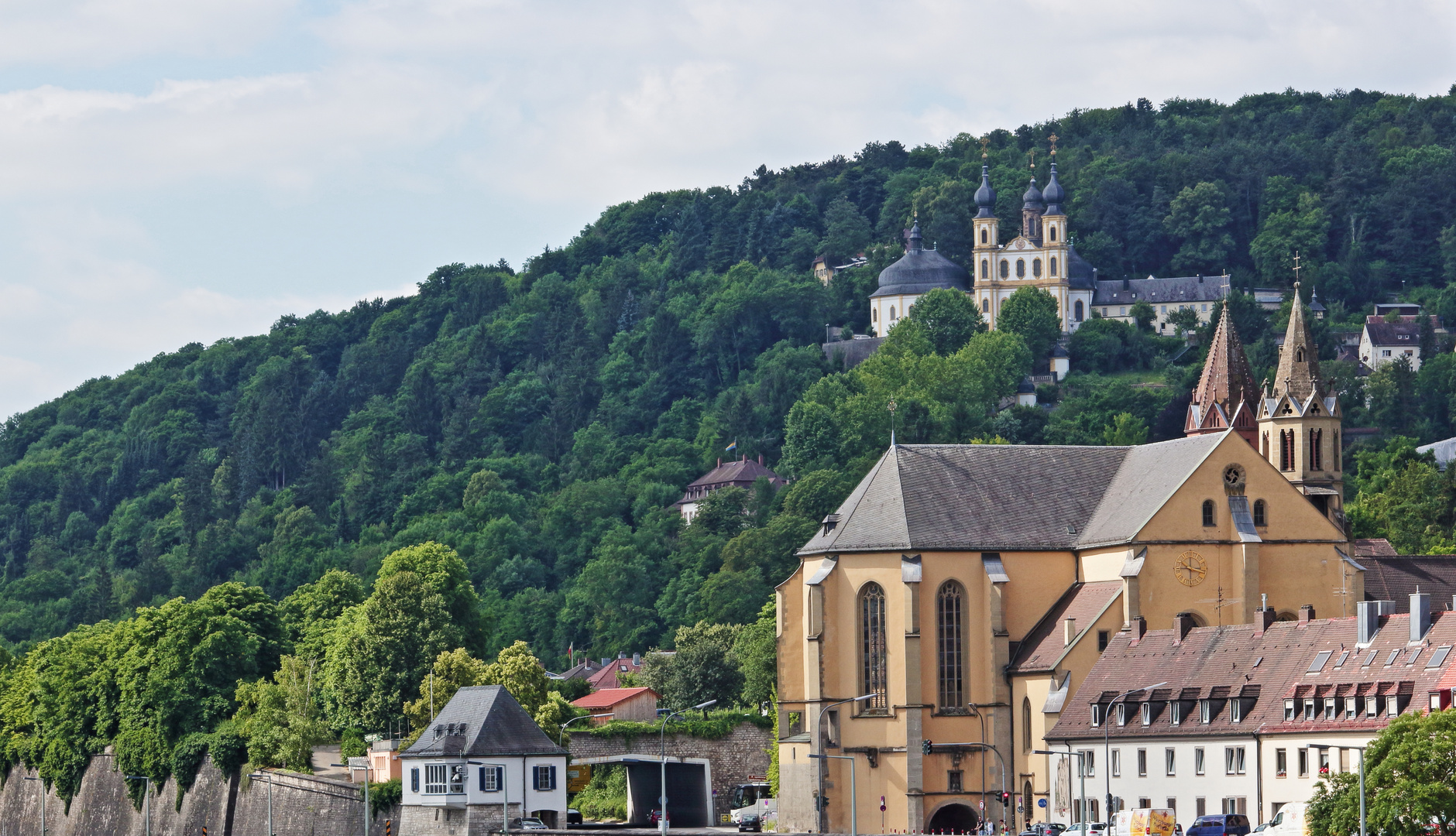 Sankt Burkard Kirche von aussen mit Käppele von Würzburg