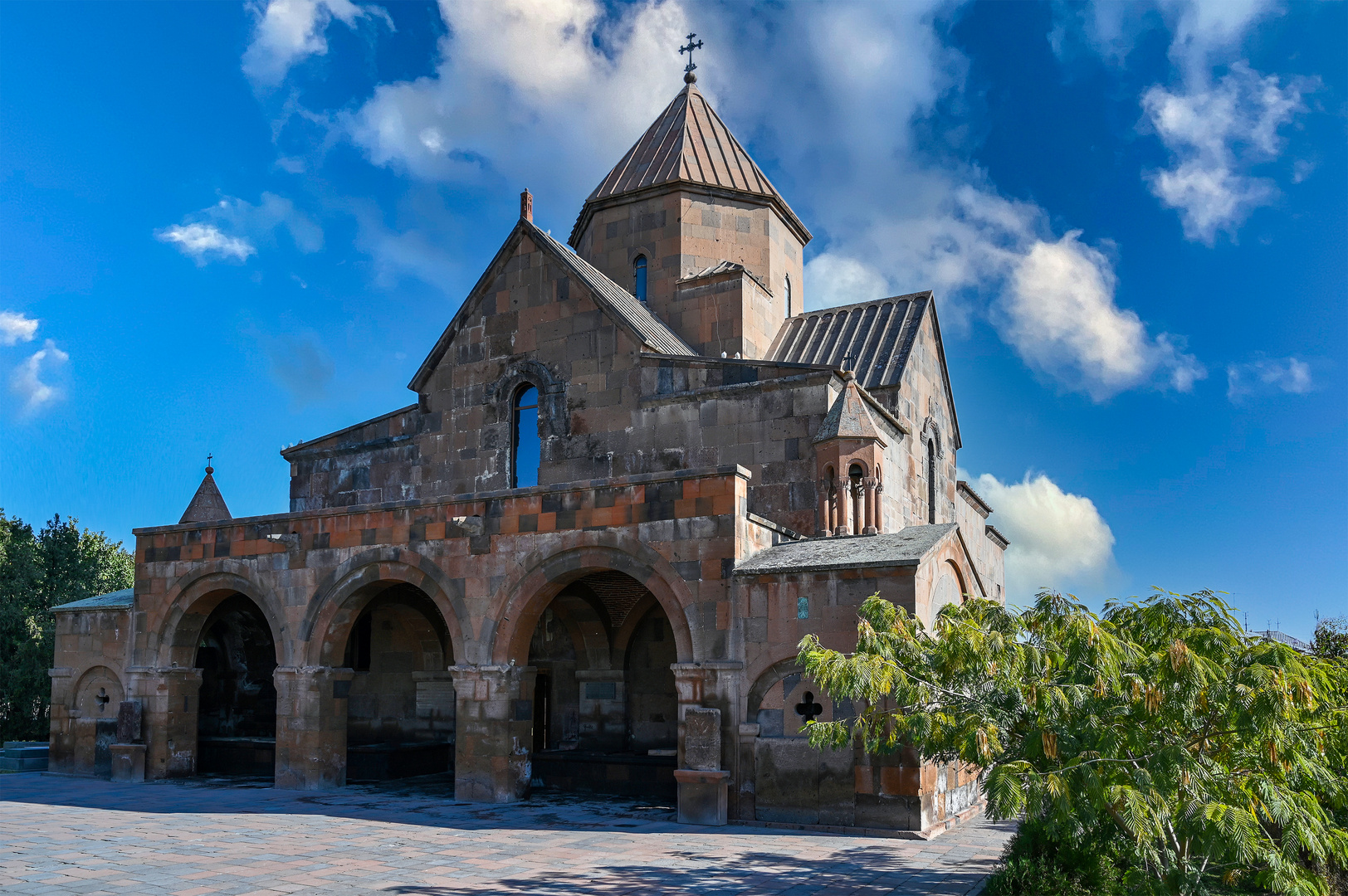 Sankt-Gajane-Kirche 01