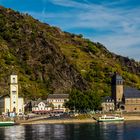 Sankt Goarshausen mit der Burg Katz (Burg Neukatzenelnbogen). Rechts davon die Loreley