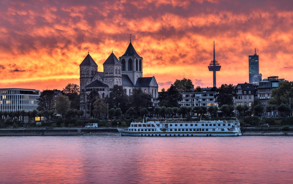 Sankt Kunibert in Köln im Abendrot