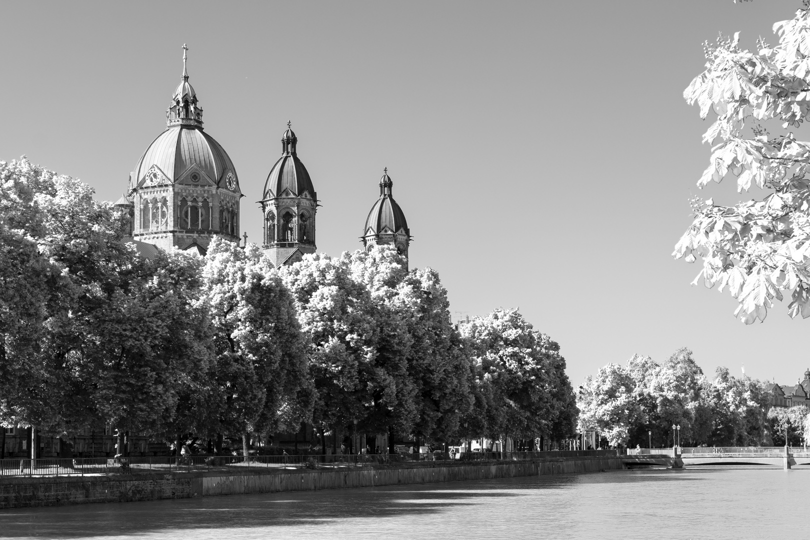 Sankt Lukas Kirche zu München am Isarufer