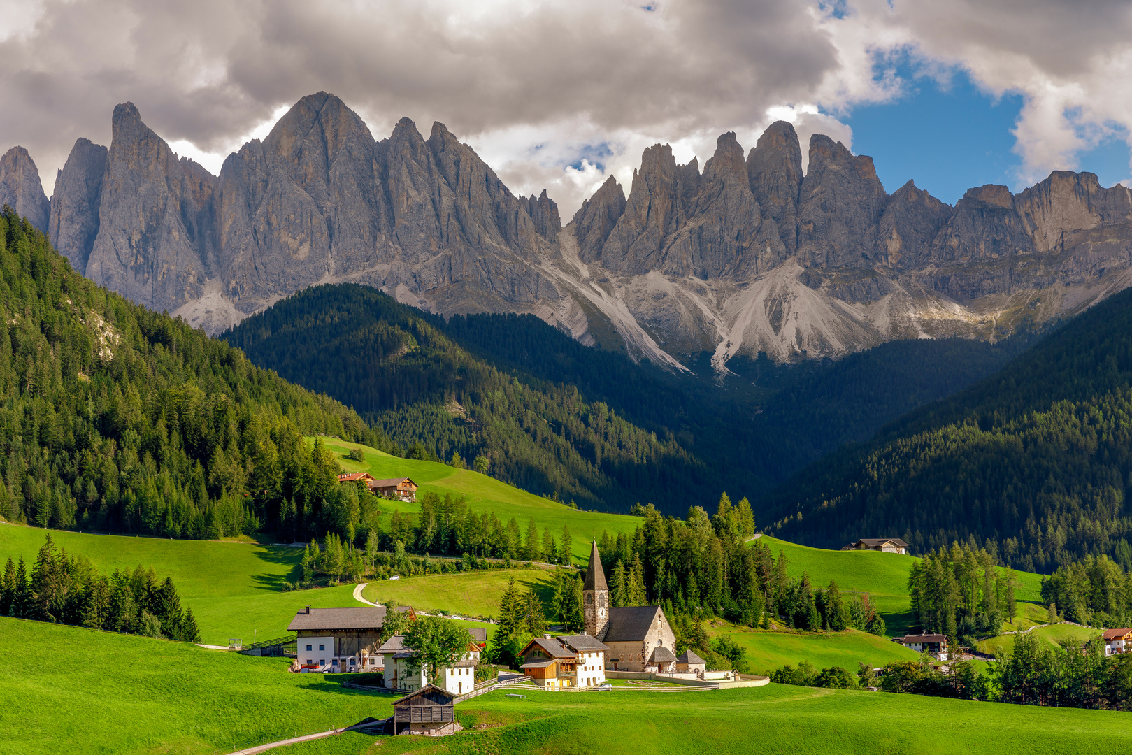 Sankt Magdalena im Vilnösstal vor den Geislerspitzen jpg