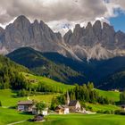 Sankt Magdalena im Vilnösstal vor den Geislerspitzen jpg