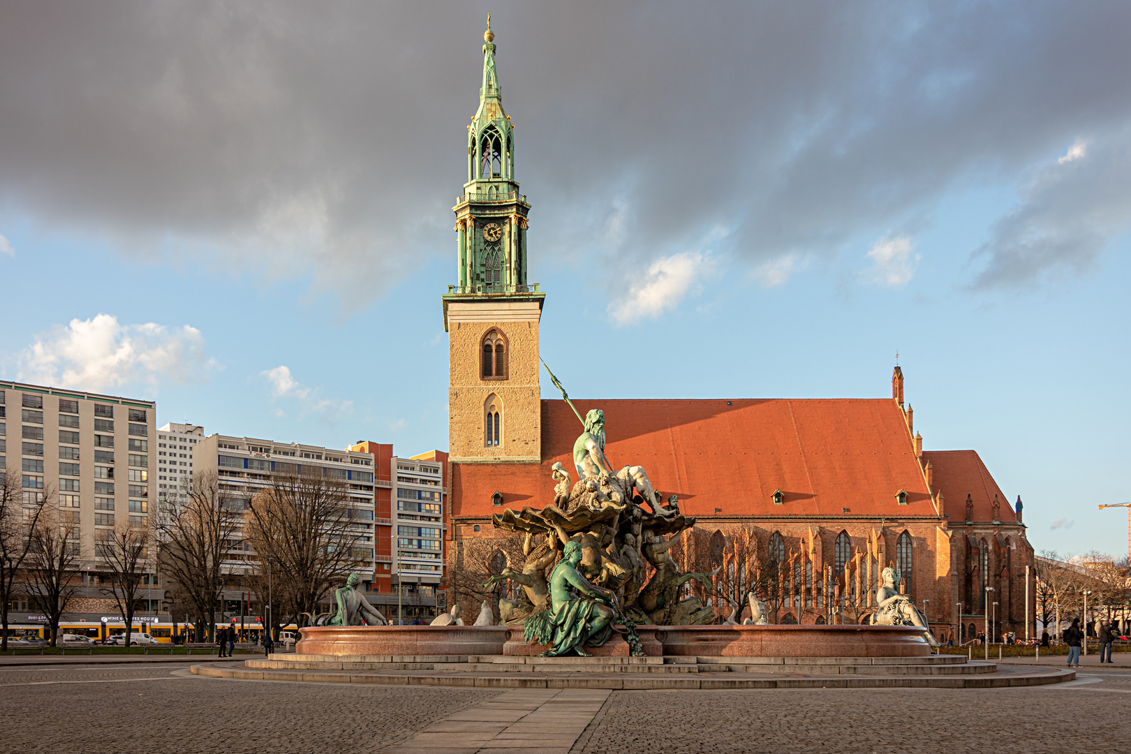 Sankt Marienkirche mit dem Neptunbrunnen