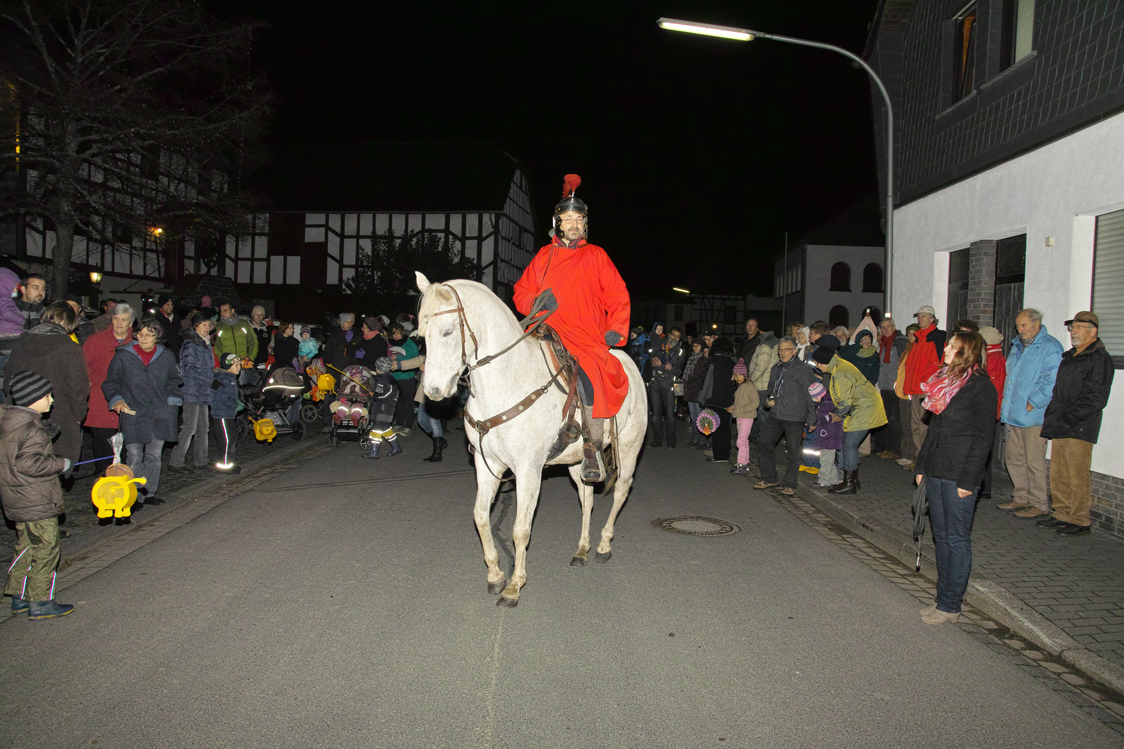 Sankt Martin führt den Zug zum Martinsfeuer an