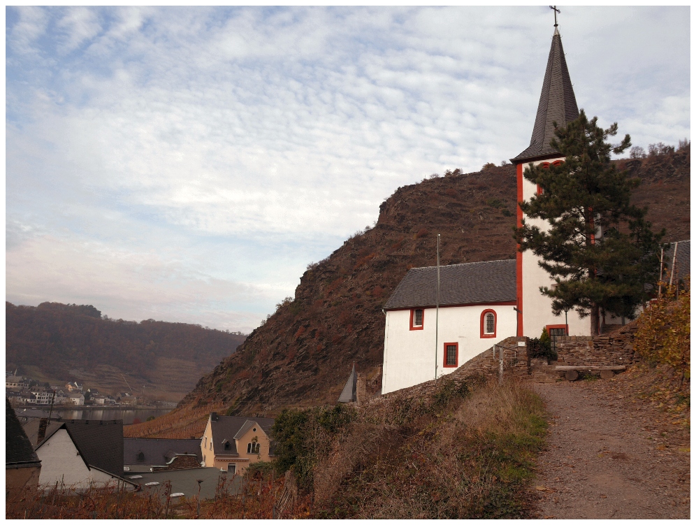 Sankt Michael-Kapelle in Alken , hoch  im Weinberg über dem Ort