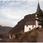 Sankt Michael-Kapelle in Alken , hoch  im Weinberg über dem Ort